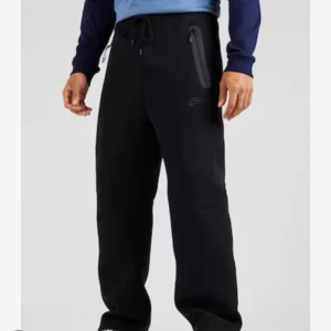 Nike Tech Fleece ” open wide fit”  - Säljer mina nike tech byxor eftersom jag ej använder dom, köptes för 1500 i december så dom har inte använts jätte mycket. inga defekter alls. 