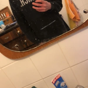 Hoodrich hoodie med mask - Tjena säljer en hoodrich hoodie med mask som sitter innanför som man kan dra över munnen å ansiktet. Bra skick. Kan gå ner i pris vid snabb affär 