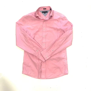 Tommy hilfiger Skjorta - Jätte fin tommy hilfiger skjort i sällsynt färg. Passar medium. För mer info är det bara att fråga. :)