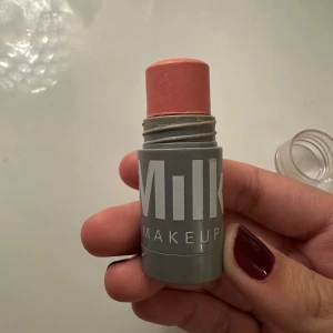 Milk blush i färgen dash  - Säljer en nästan oanvänd milk blush i färgen dash. Använd fåtal gånger. 💕