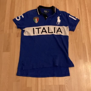 Ralph lauren pike - Sen snygg pike nu för hösten!🍂 Den är i bra skick med inga defekter⚜️ Storleken på den är medium men jag skulle säga den är lite mer en storlek small!😁🔥(Priset går att diskuteras) 