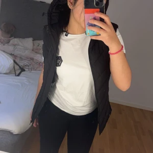 ZARA Väst - Det här e en Väst från Zara jag har minst använt fem gånger den finns inget fel på den 