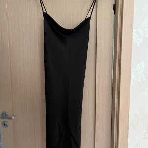 Klänning - Använd fåtal gånger, väldigt bra skick.