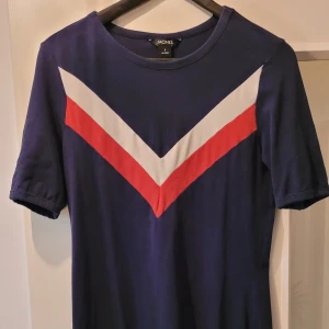 Kortärmad klänning - Kortärmad figurnära klänning i skönt material. Slutar ovanför knät.