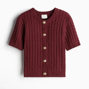 Vinröd topp  - Säljer en jättefin stickad vinröd topp från H&M i storlek M, passar också S,L. Då materialet är strechigt❤️ Oanvänd 