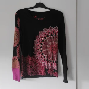 Desigual Tröja stl L - Svart Desigualtröja stl L, (mer som M). Fint skick.