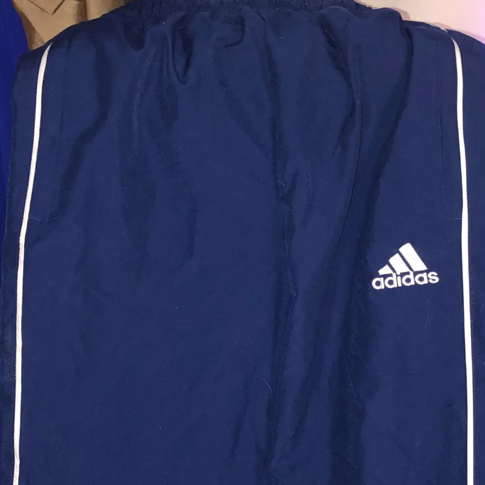 Svarta och gråa adidas byxorna har använts( gråa byxorna är slitna på botten) , blå adidas träningsbyxorna har knappt används, så priset för de svarta och grå 40 kr och blå 60kr. Jeans & Byxor.