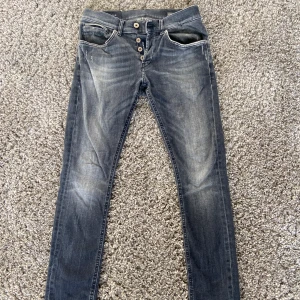 Dondup jeans, storlek 30  - I bra skick, väl omhändertagna. 