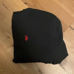 Ralph Lauren Sweatshirt - Tja, säljer denna sköna polo tröjan🔥  Riktigt skön, bra passform👍🏼