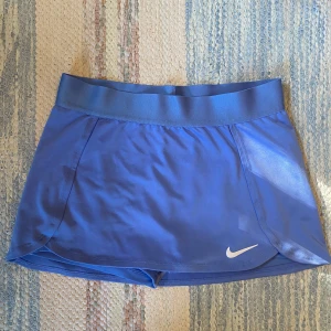 Nike tenniskjol - Jättefin tenniskjol från Nike, som ny💗Storlek 146-156 tjej men skulle säga att den passar någon som har XXS-XS❤️