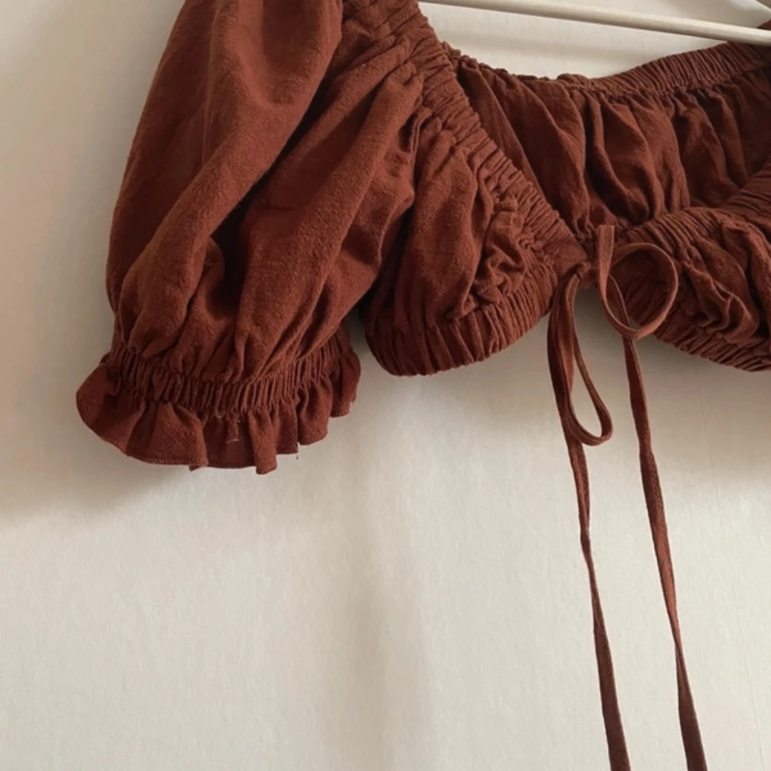 Brun croppad blus med puffärmar - 92