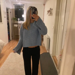 Stickad tröja - Jättefin stickad tröja från Gina tricot men snygga detaljer på arm och mage. Nästan helt oanvänd, enbart använd 1 gång. Storlek xs och nypris 400kr💗