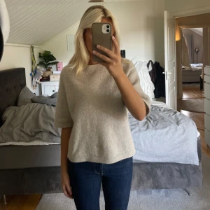 Stickad tshirt  - Så fin stickad T-shirt från & other stories