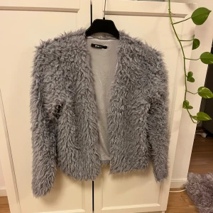 Fluffjacka/kofta - Superfin jacka/kofta i en grå färg, den är i stl S och köpt på Gina tricot. Verkligen superskönt material och håller värmen bra💕