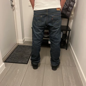 Levis jeans 569 - Stiliga mörkblå levis jeans Grisch