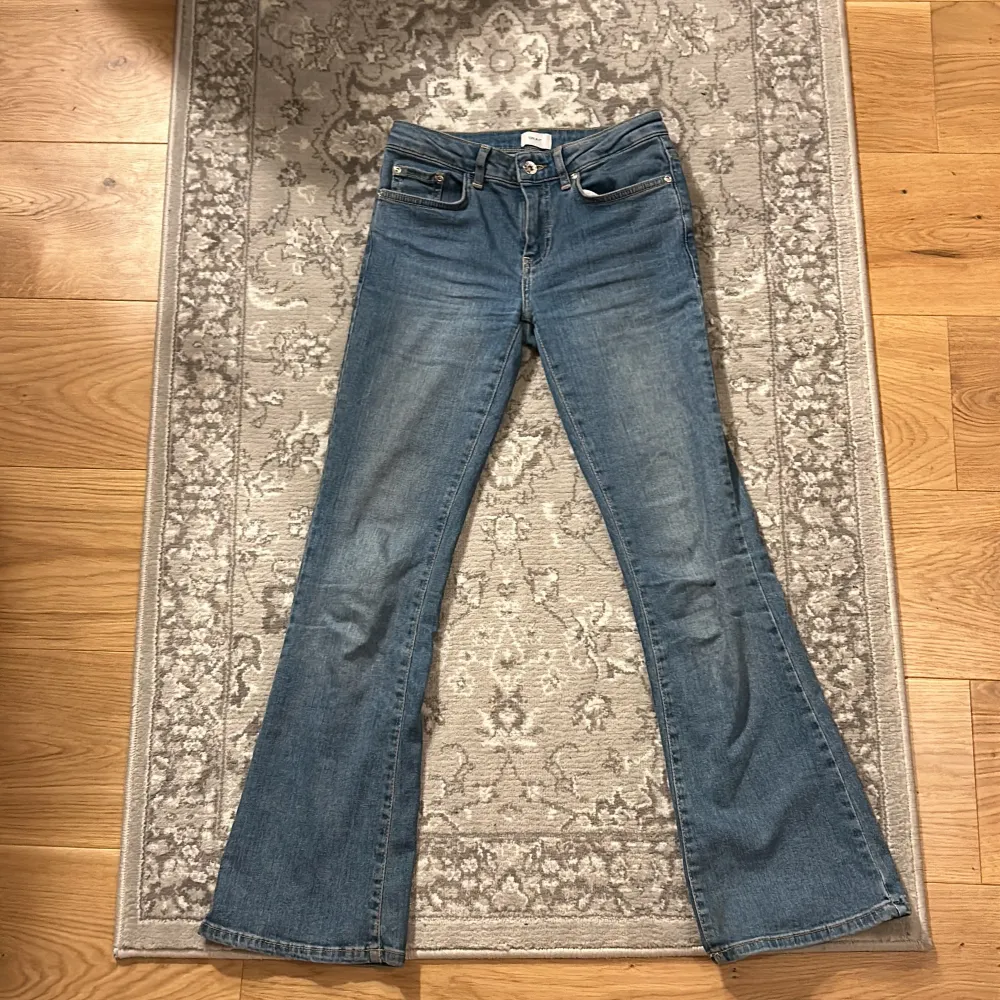 Säljer ett par snygga blåa bootcut jeans från Grunt i modellen Alabama Low Flare. Jeansen är loow waist och i bra skick! Köpte för 649 säljer 250!💗. Jeans & Byxor.