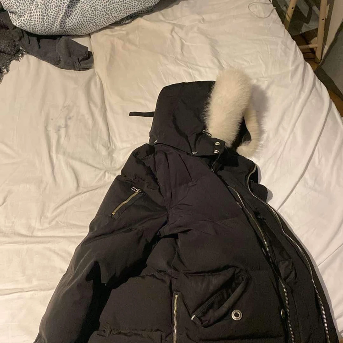 Svart dunjacka med pälsdetalj - 90