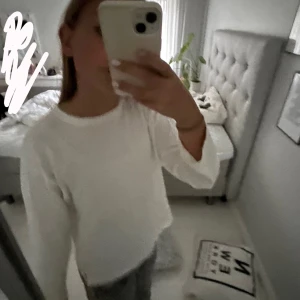 Vit långärmard tröja  - Bra skick  Vit långärmad tröja  