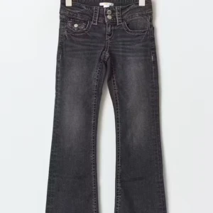 Lågmidjade bootcut jeans med fickor  - Low waist bootcut jeans i strl 52, bra skick och skriv privat om ni vill ha bilder på hur den ser ut på