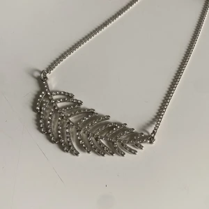 halsband ! - Halsband med motiv, ca 60cm långt (med förlängningskedja inkluderat)