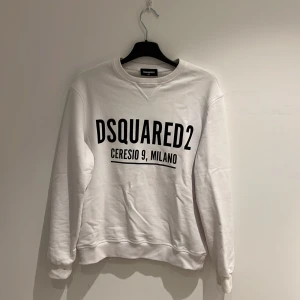 DSQUARED2 - Storlek: 14y men skulle säga att den passar även äldre.  Nyskick, använt 1-2 gånger  Inköpt hos kidsbrantstore Skönt material 