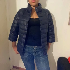 Herno Liknande Jacka - Herno liknande mörkblå jacka i strl S från Lavanda💗 Så fin!