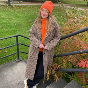 Mönstrad kappa - En superfin kappa från Kappahl! Använd en del men i jättefint skick! Har tyvärr för många kappor därför måste jag göra av mig med denna favorit  . Den är rejäl och tjock så funkar i höst och även under vintern. Nypris 1499kr