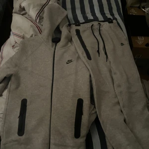 Nike tech fleece set ( NYA) - Fint nike tech fleece set i strl S. Helt ny inte använd!. Alltså helt nya köptes för cirka 2500!