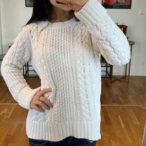 Vit stickad tröja Michael Kors 💞 - Säljer en supermysig vit stickad tröja med snyggt flätmönster. Perfekt för kyliga dagar och passar både till jeans och kjol. Tröjan har långa ärmar och en bekväm passform. Ett måste i garderoben för höst och vinter! ❄️💓