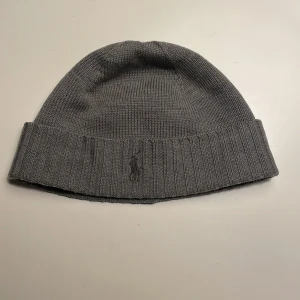 Ralph Louren mössa - Tjena den här feta ralph louren mössan är i bra skick men mest vart i garderoben och inte använts. Medela mig om ni undrar om något annat.