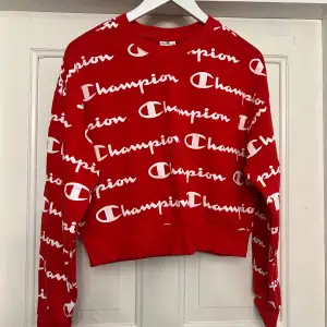 Säljer min röda sweatshirt från Champion. Storlek L men passar mig i storlek S/M. Använd ett fåtal gånger. 