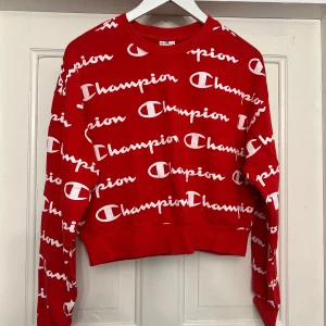 Röd Champion Sweatshirt - Säljer min röda sweatshirt från Champion. Storlek L men passar mig i storlek S/M. Använd ett fåtal gånger. 