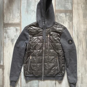 John Ricci cardigan  - Säljer nu en as fet John Ricci cardigan, väldigt sällsynt, bra skick. Hör av er vid fler frågor eller funderingar✨