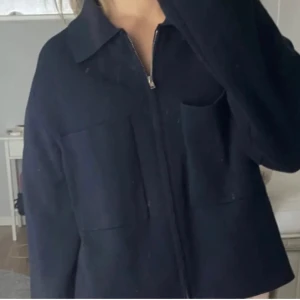 Mörkblå zip kofta från Åhléns  - Mörkblå zip kofta från Åhléns, bra skick, första bilden lånad💞