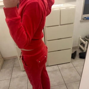 Juicy couture  - Jättefint juicy sett i rött byxorna är i storlek S  och överdelen M