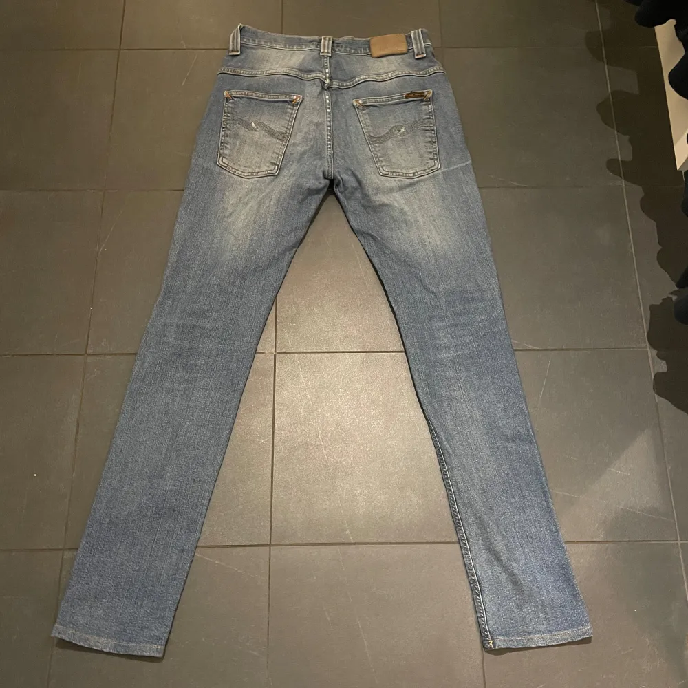 Säljer dessa riktigt feta Nudie jeans av modell Thin Finn, slim fit. Mycket gott skick. Storlek 30/34 men uppsydda till att passa ca 32 i längd.. Jeans & Byxor.