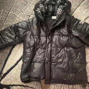 Hej! Säljer min burberry jacka. Den är helt ny vill bara inte ha den för att den inte passar mig. Hör av er vid frågor  - fin helt ny passade inte mig därför vill jag sälja den