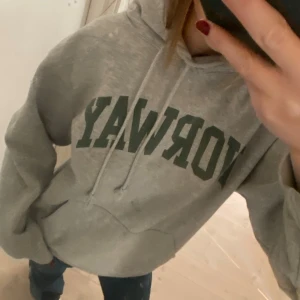 Hoodie med tryck - Så mysig! One size men sitter ungefär som M. Nyskick! Hör gärna av dig om du har några frågor!😊💞