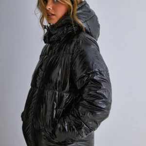 Jacka från Nelly - Jättefin och populär jacka från Nelly🥰 passar perfekt på vintern då den är väldigt varm och gosig. Nypris 799