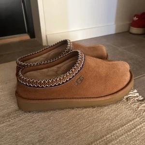 Tasman från UGG - Säljer ett par Tasman från UGG i mocka. Inköpta förra året, använda FÅTAL ggr. De är i nyskick och redo för en ny ägare☺️