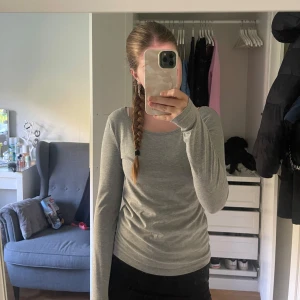 Grå långärmad tröja  - säljer en grå långärmad tröja från lager 157 i storlek M. använd två gånger så är i helt nyskick. 