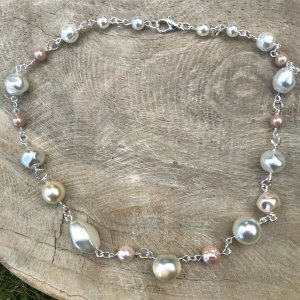 Halsband  - Vackert halsband av vita och rosa glaspärlor🌸⚪️