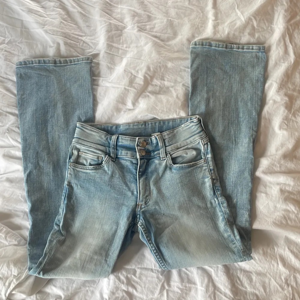 Hej! Säljer dessa low waisted Bootcut jeansen som är från H&M!🩷 Säljer eftersom de är lite små för mig (storlek 158)😋Nypris ligger på 280kr men eftersom den är som nya säljer jag dem för 119!🫶🏼🩷Pris kan självklart diskuteras!. Jeans & Byxor.