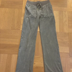 Gröna Juicy Couture - Jättefina gröna Juicy Couture byxor i ganska bra skick! Ett fingerstort hål i vänstra fickan och de är lite skadade längst ner på byxorna annars jättefina. De är i xs men jag upplever de lite större. Köpta för 1100kr säljs för 400kr (kan diskuteras).