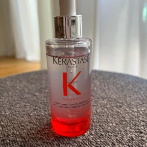 Hårserum från kerastase  - Daily anti hair,fall fortifying serum för försvagat hår som lätt drabbas av håravfall. Serumet förbättrar hårets motståndskraft så att håravfallet minskarDaily Anti Hair,fall Fortifying Serum för försvagat hår som lätt drabbas av håravfall.