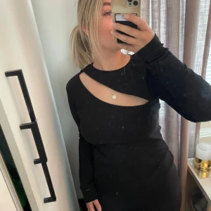 Svart topp - Svart topp från nelly, storlek m