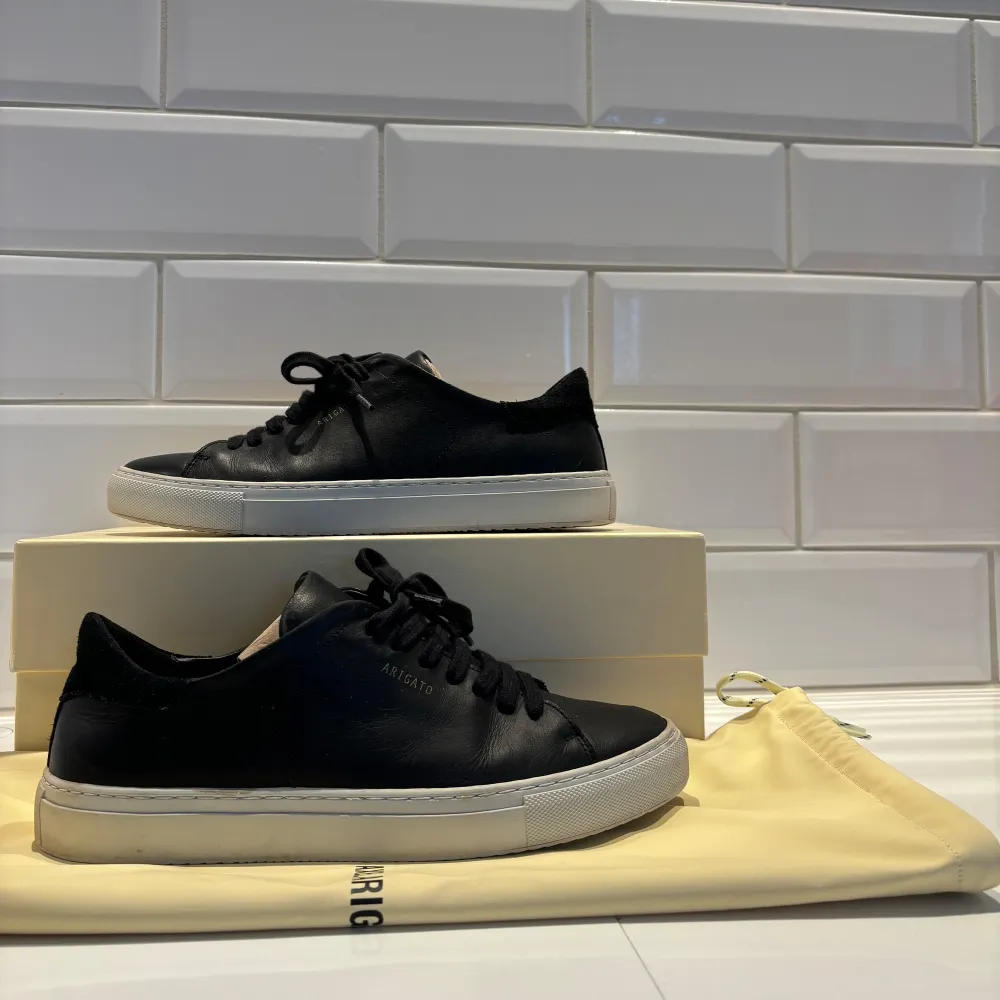 Arigato sneakers low platform  Nypris 2700kr Storlek 41  . Skor.