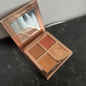 Caia classy palette - FASTPRIS! - Caia classy palette, endast testad några få ggr. Hemlig gåva skickas med 🎁 . Går ej ner i pris på denna då jag gillar den men behöver pengar, respektera det tack ☺️ Skambud - Block 😪sorry men trots jag snällt ber om att inte få bud, får jag det. 