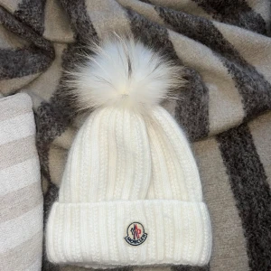 Mössa  - Mössa från moncler! Aldrig använd, endast testad! ❤️