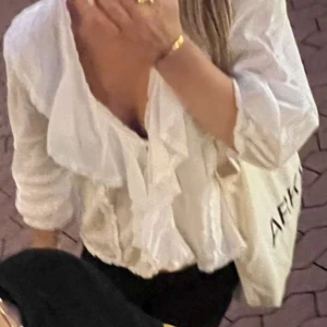 Zara blus - En blus från zara som jag köpte i somras men använder inte lika mycket längre. Den är i bra skick💓💓